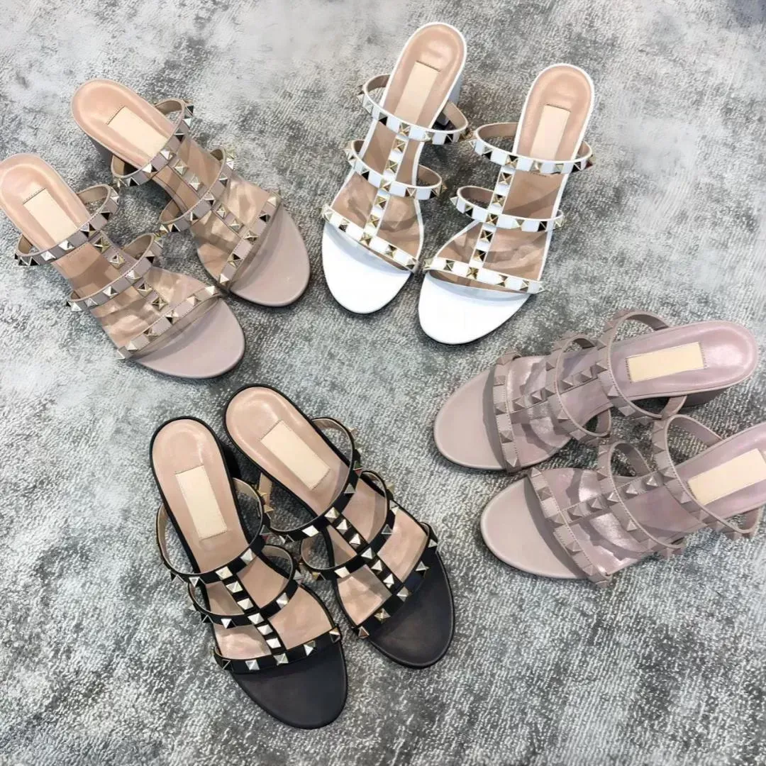 Hochwertige Sandalen Luxusdesigner Sandal Summer Womens Slide Schuhe Slipper 2024 NEUER LEDERSUM NUDE DAME DAU'S RIVET DICK SEALS VERSATIL FI W5J3#