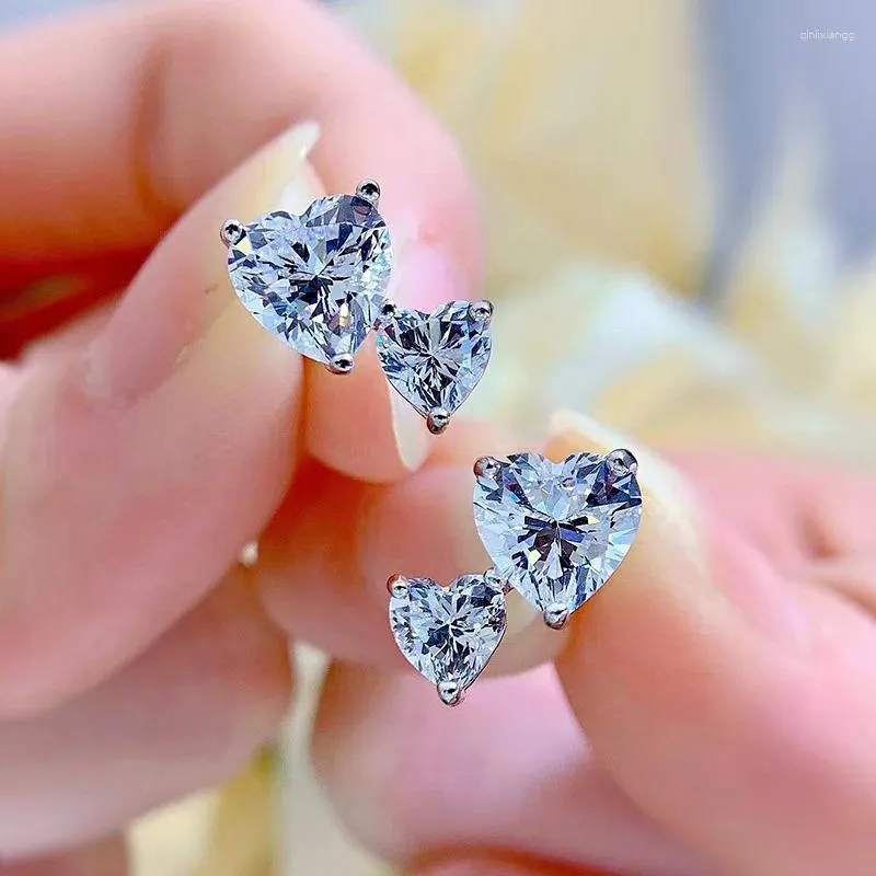 Studörhängen smycken 2024 S925 Sterling Silver Heart Shaped Green High Carbon Diamond for Women Proposal Fashion Wedding