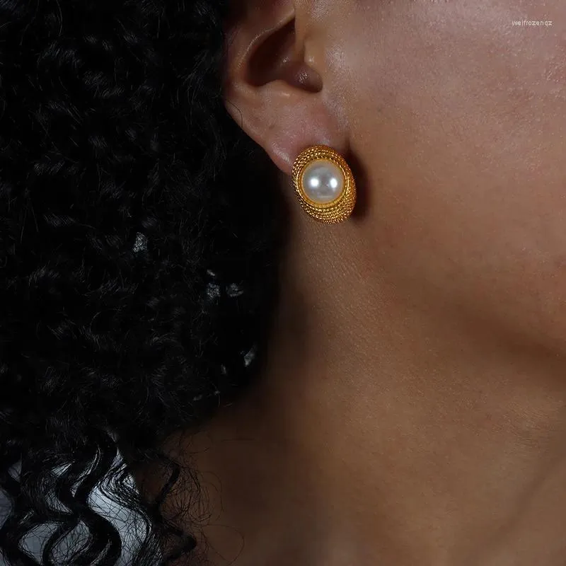 Brincos de argola aensoa na moda 2024 cor dourada espiral incrustada pérolas aço inoxidável parafuso prisioneiro para mulheres simples charme chique acessórios de orelha