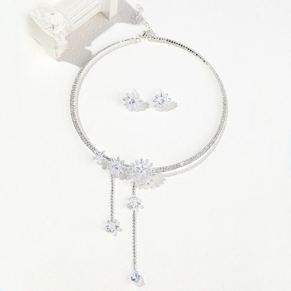 Les boucles d'oreilles de collier de pétale de pétale incrusté de diamant de style chinois sont des bijoux de mariée personnalité de la personnalité de la mode.