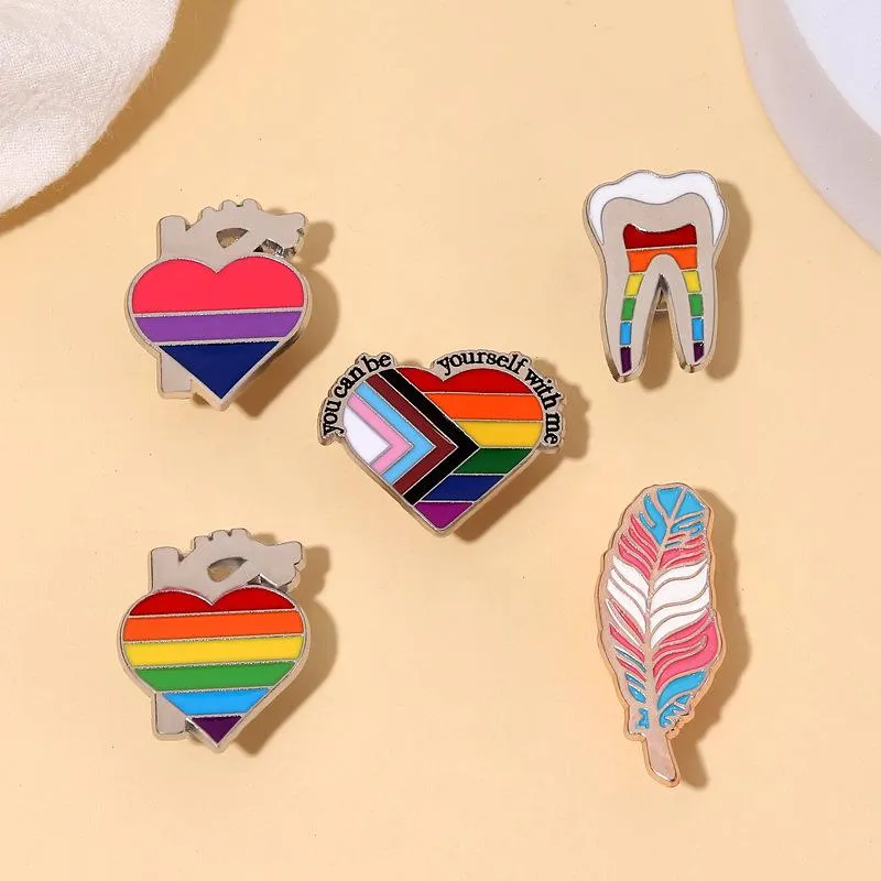 Épingles en émail de fierté LGBT Livre arc-en-ciel personnalisé Chats Plume Dent Broches en forme de coeur Badges de revers Bijoux Cadeau pour partenaire amoureux 11 styles les bibliothèques sont pour tout le monde