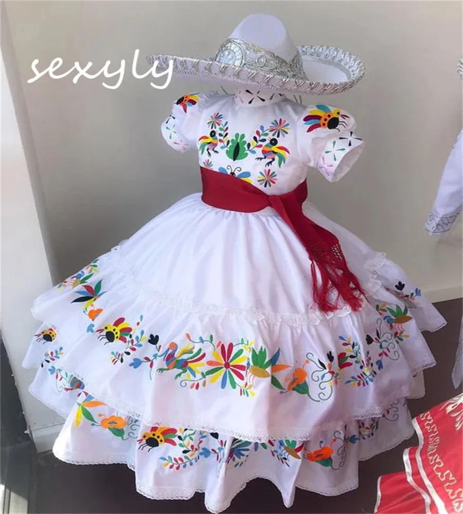 Principessa Charro Messicano Ragazze di Fiore Abiti 2024 O Collo Manica Corta Ricamo Bambini Spettacolo Abito da Sposa Caramuza Bambino 240312