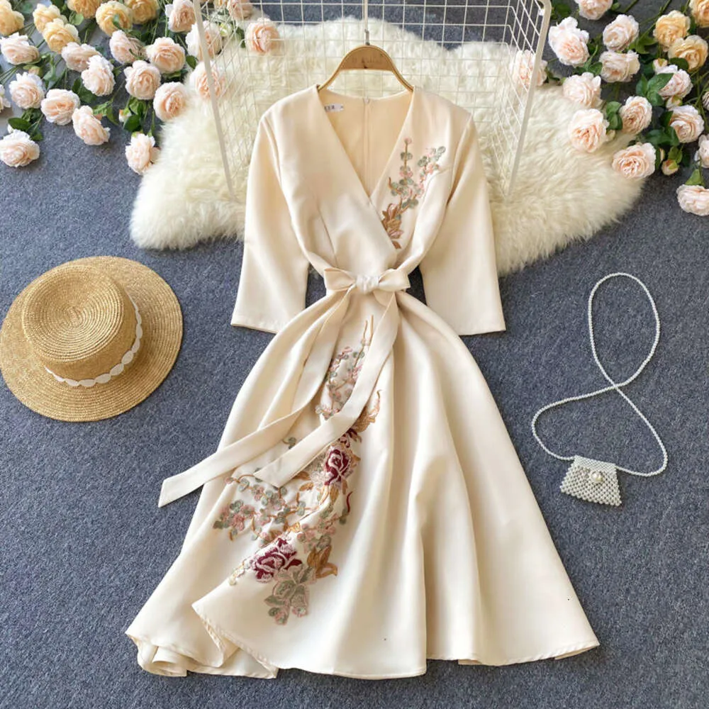 Spring And Summer New Celebrity Light Luxury French V-Neck Goddess Style Temperament Waist Slim Mid Length Dress 684308