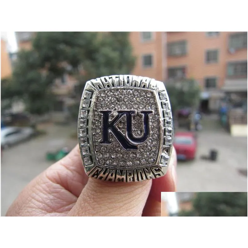 Cluster Rings 2008 Kansas Jayhawks Basketball National Championship Ring With Wooden Display Box Souvenir Men Fan Gift Wholesale 2024 Dhdgy