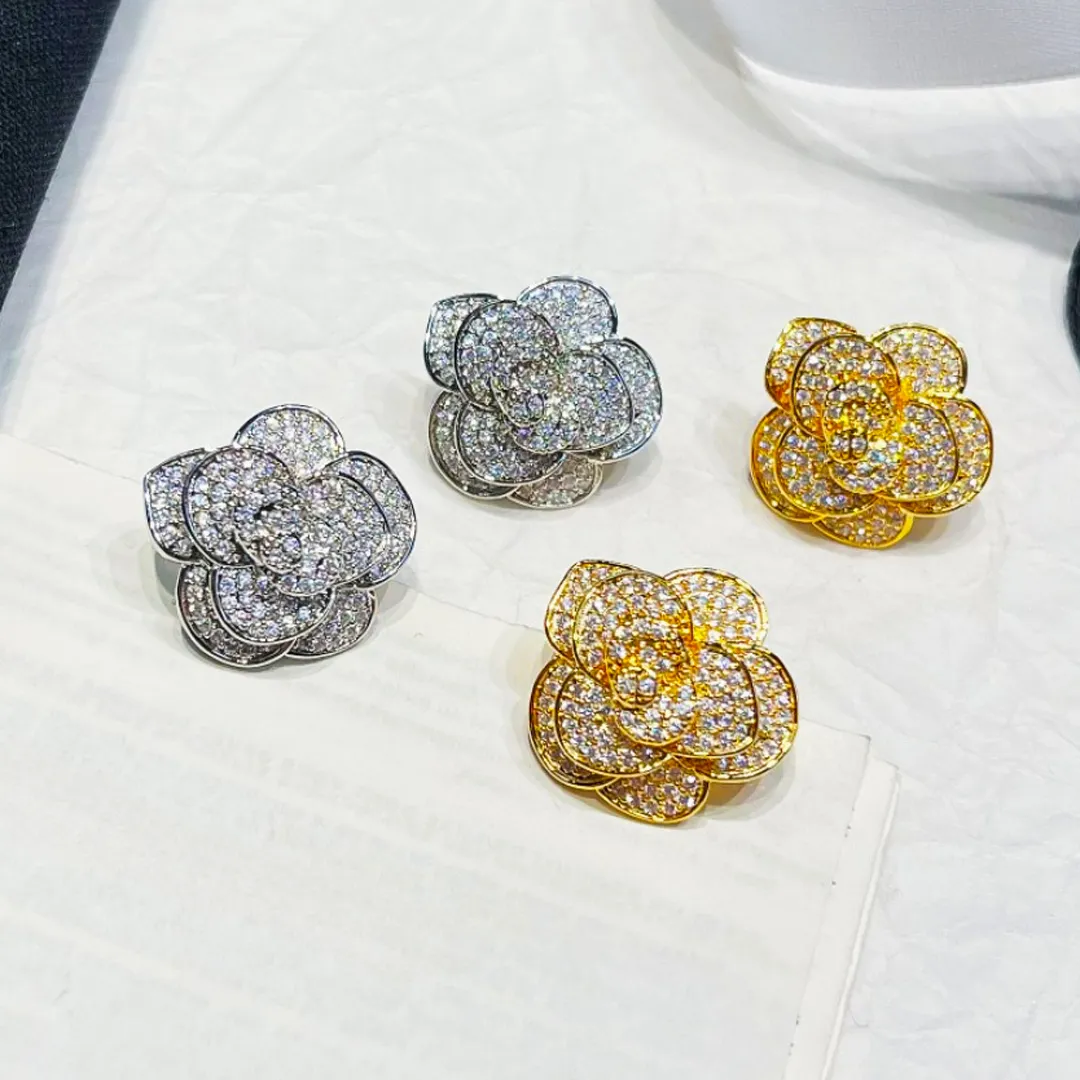 Nya designerörhängen glittrande diamantkamelliaörhängen för mode kvinnor örhängen öronringar lyxmärke smycken gåva