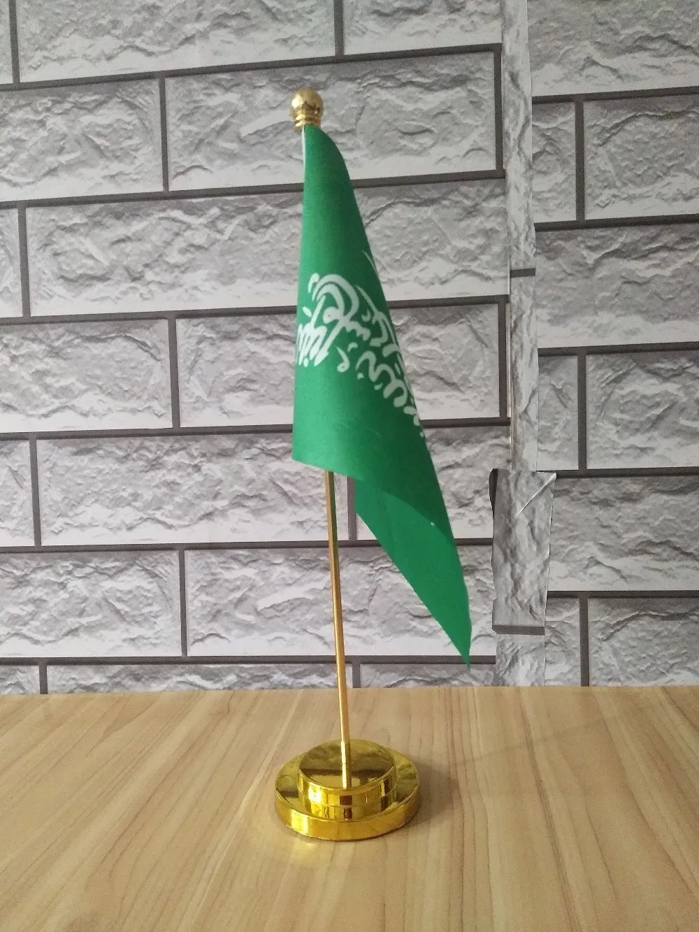 Accessori Bandiera da tavolo da ufficio dell'Arabia Saudita con base per asta in metallo oro o argento 14 * 21 cm bandiera del paese spedizione gratuita NO.0052