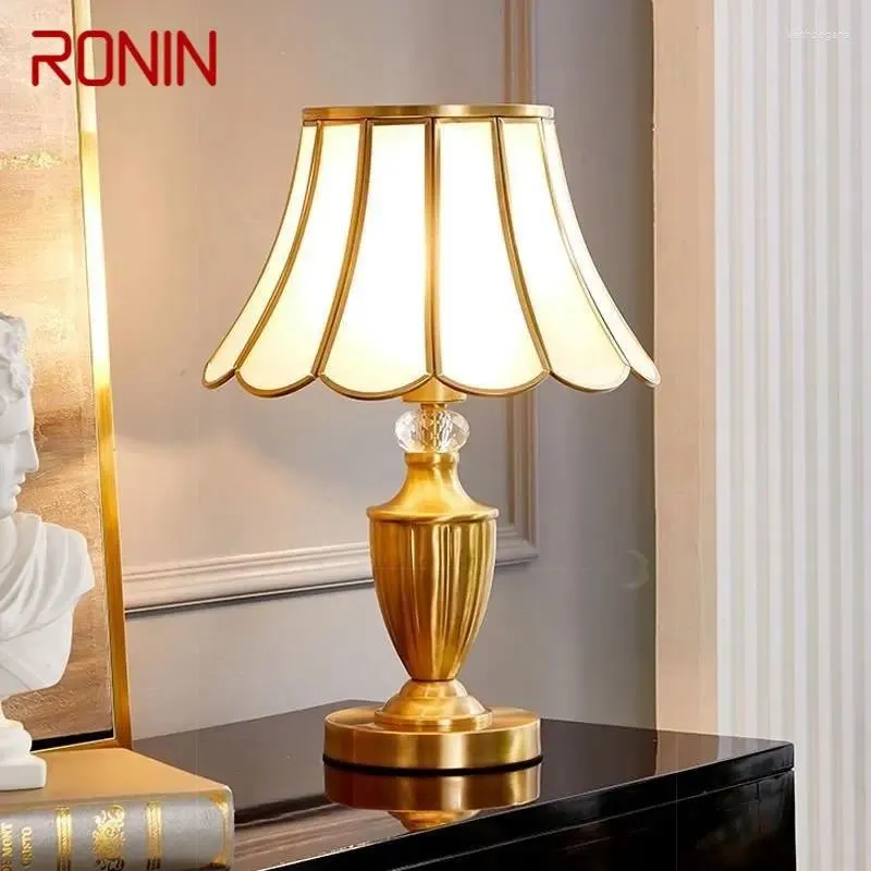 Lampy stołowe Ronin Współczesna mosiężna złota lampa LED Kreatywne proste luksusowe szklane lampki biurka miedziane do domu sypialnie