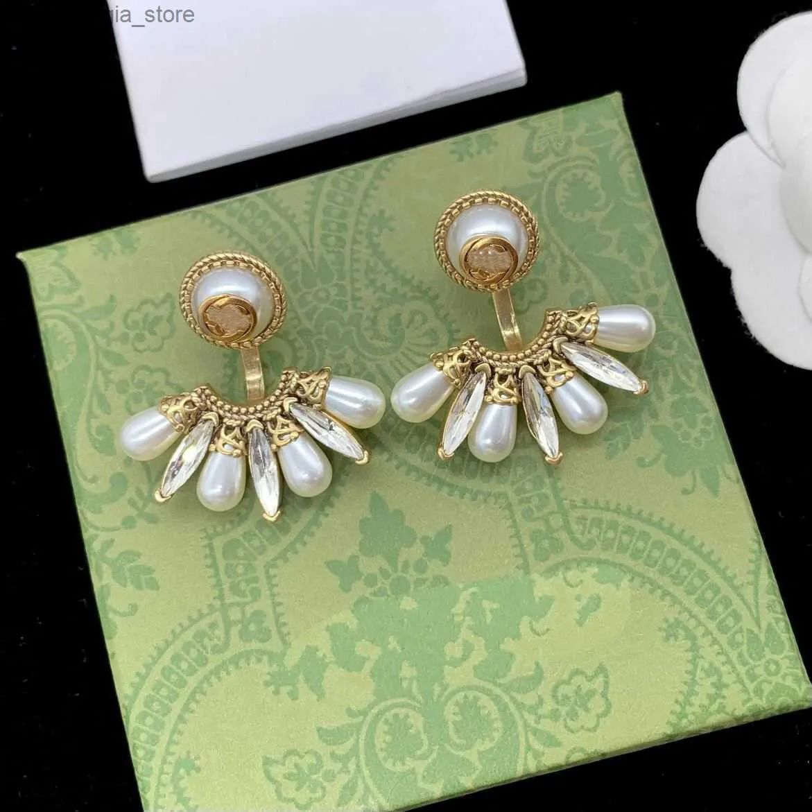Charme avec pochette femmes boucles d'oreilles de créateur perle blanche Style extravagant à la mode en laiton luxe cerceau de fiançailles Y240327