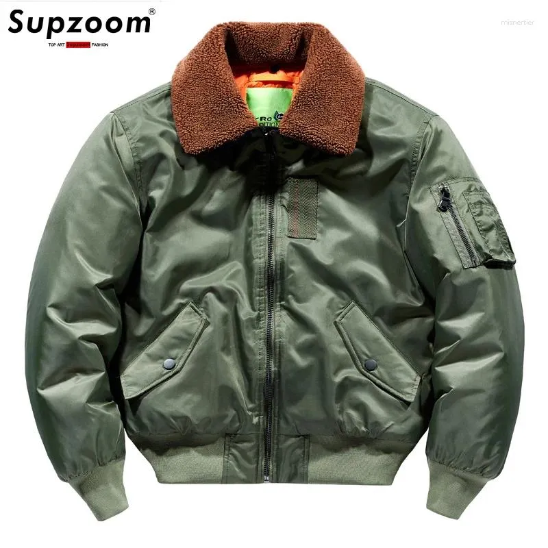 Jaquetas masculinas Supzoom Chegada Moda Acolchoada Engrossada Terno de Voo Outono e Inverno Militar Algodão Forro Fur Turn-down Collar Bomber Homens