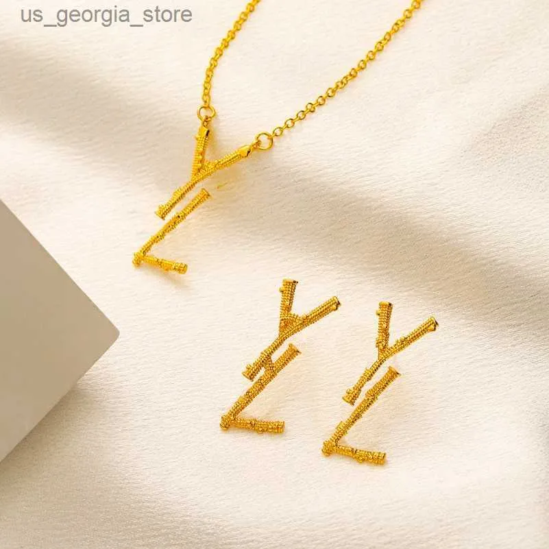 Pendanthalsband lyxiga butiksgåvor smycken set mini stil ny brev örhängen mode boutique smycken set av hög kvalitet 18k guldpläterad kärlek gåva hänghal