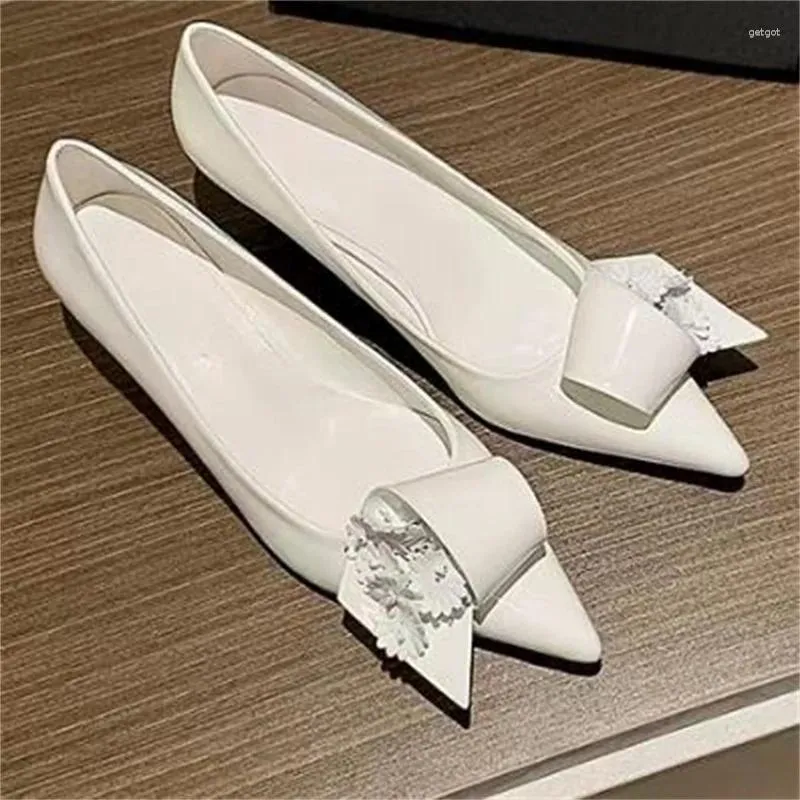 Scarpe eleganti Decorazione floreale per le donne Scarpe a punta Ladies Kitten Heels Zapatos Mujer Designer in pelle Scarpe basse femminili solide