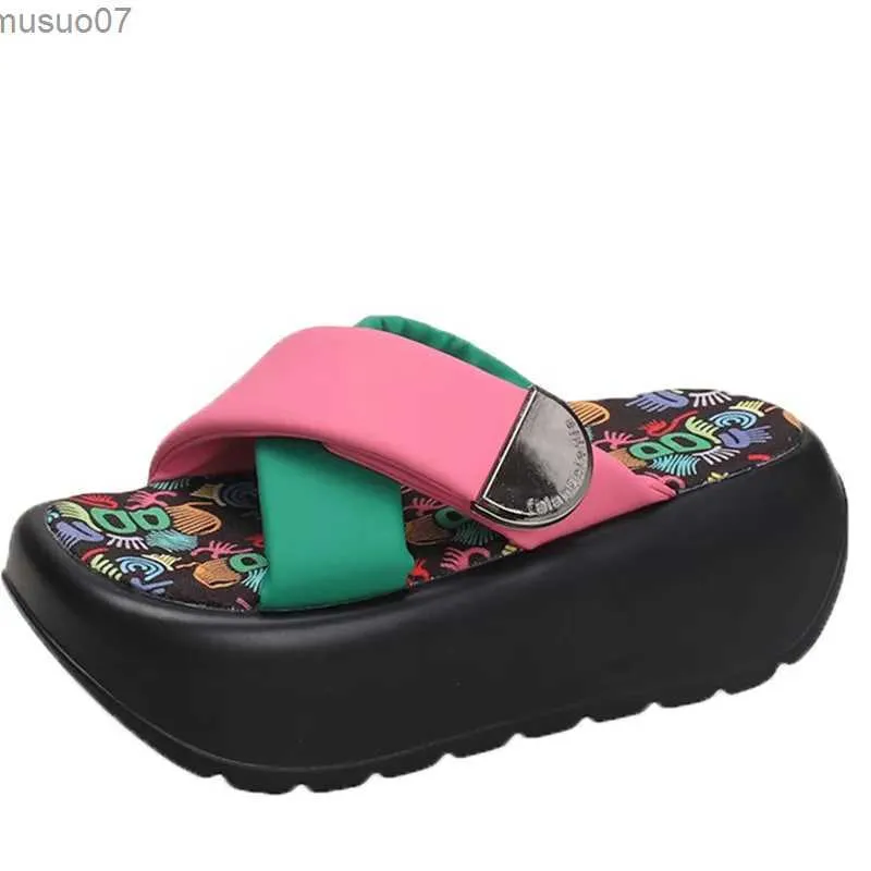 Sandales 7cm Platform Slider Womens Nouveau design pour l'été 2023 Graffiti Color Slider Sole Ajoute la plage paresseuse Sandalsl2403