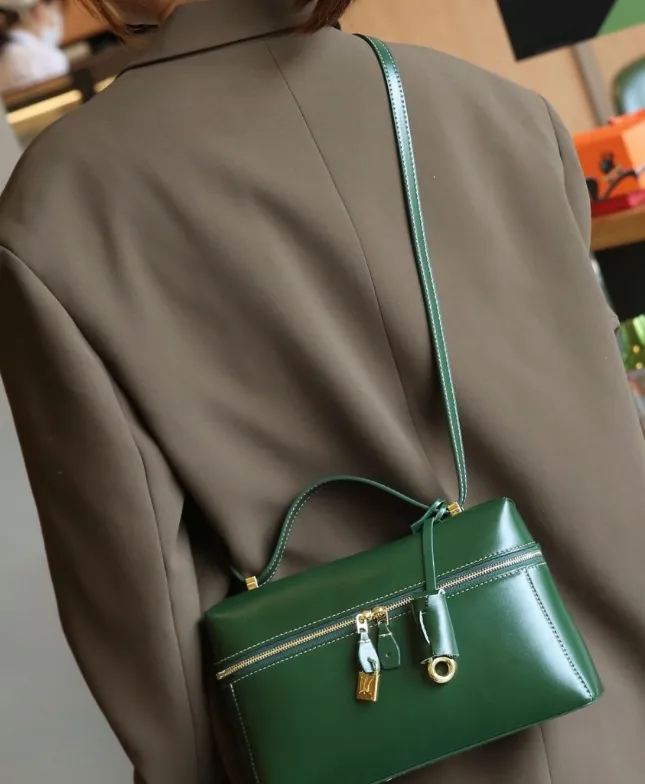 Kvinnors väska med stor kapacitet mode och mångsidig vårstil casual axel crossbody pås lager kohud väska handväska högkvalitativa designare