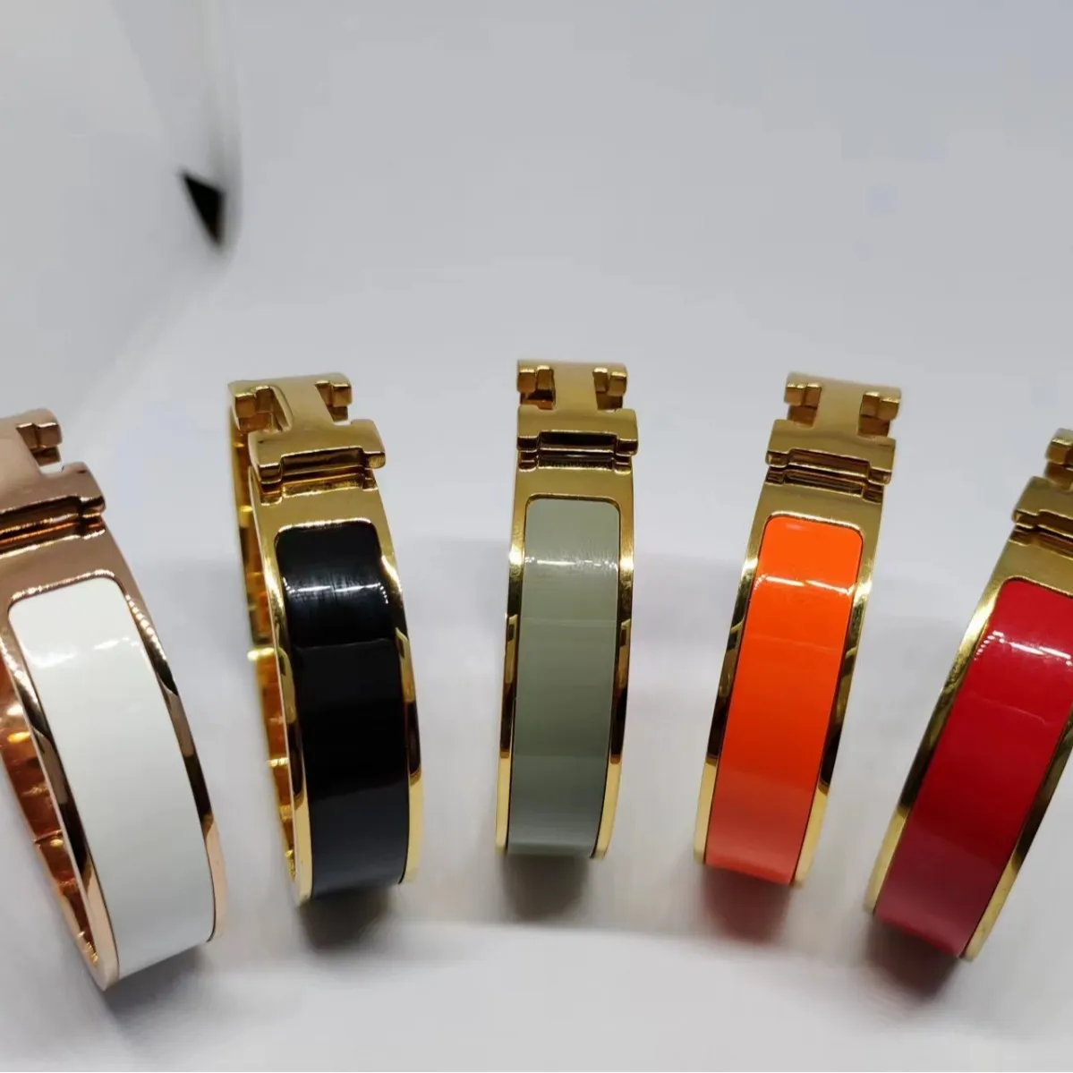 Armband Designer smyckesdesigner Womens Classic Titanium Steel Ceramic Armband Gold Plated Never Fadeno Allergy Flera färger att välja mellan armband