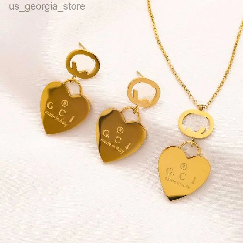 Pendant Necklaces Boutique Christmas Gift Jewelry Set New Women Love Heart Pendant Necklaces 925 Silver Letter Drop Earrings Designer Style Jewelry Set Y240327