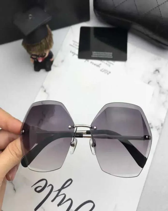 LuxuryClassic Designer Solglasögon för Mem Women Driving Fashion Name Brand Round Luxury Glasses Model 71180 med case5918669