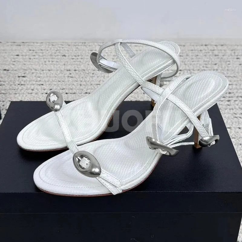 Sandaler sommaren 2024 Stil Kvinnlig rund tå Snake Skin Material Cross Belt Design Senior Elegant Ladies Shoes