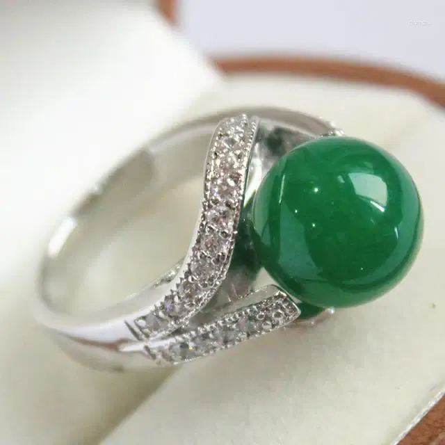 Cluster Rings Lady's vackra designsmycken Silver pläterad med Crystal Decorated 12mm Green Jade Ring (#7.8.9)