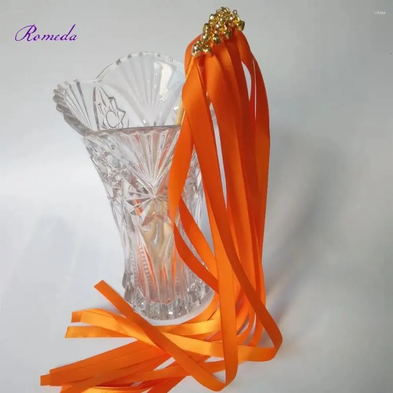 Stile di decorazione del partito 50 pz/lotto Bacchette con bastoncini da sposa con nastro arancione chiaro con campanelle dorate