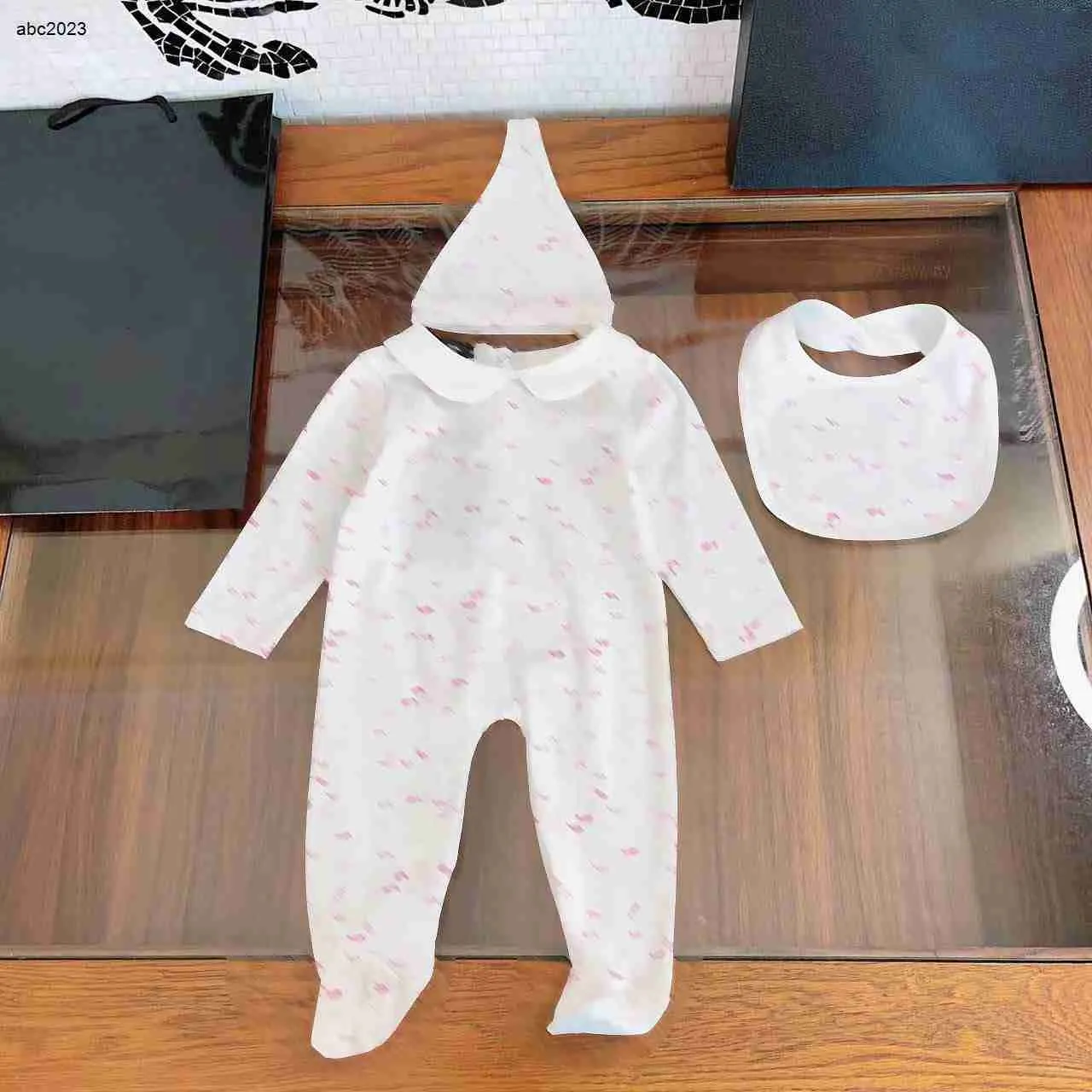 クラシック新生児ジャンプスーツ高品質の幼児服ベビー5ピースセットサイズ0-6 mジャンプスーツ唾液タオルハットファンベイはキルトを抱きしめます