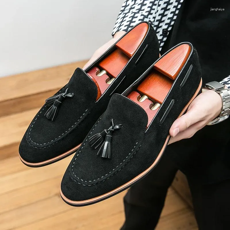 Sıradan ayakkabılar erkekler beyaz süet deri mokasenler püskül slip-on rahat moda düğün