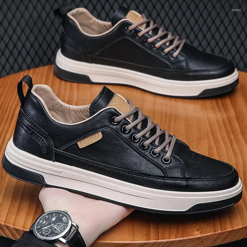 Sapatos casuais tênis para homens primavera estilo coreano moda couro cabeça redonda rendas até ao ar livre placa plana bambas deportivas hombre