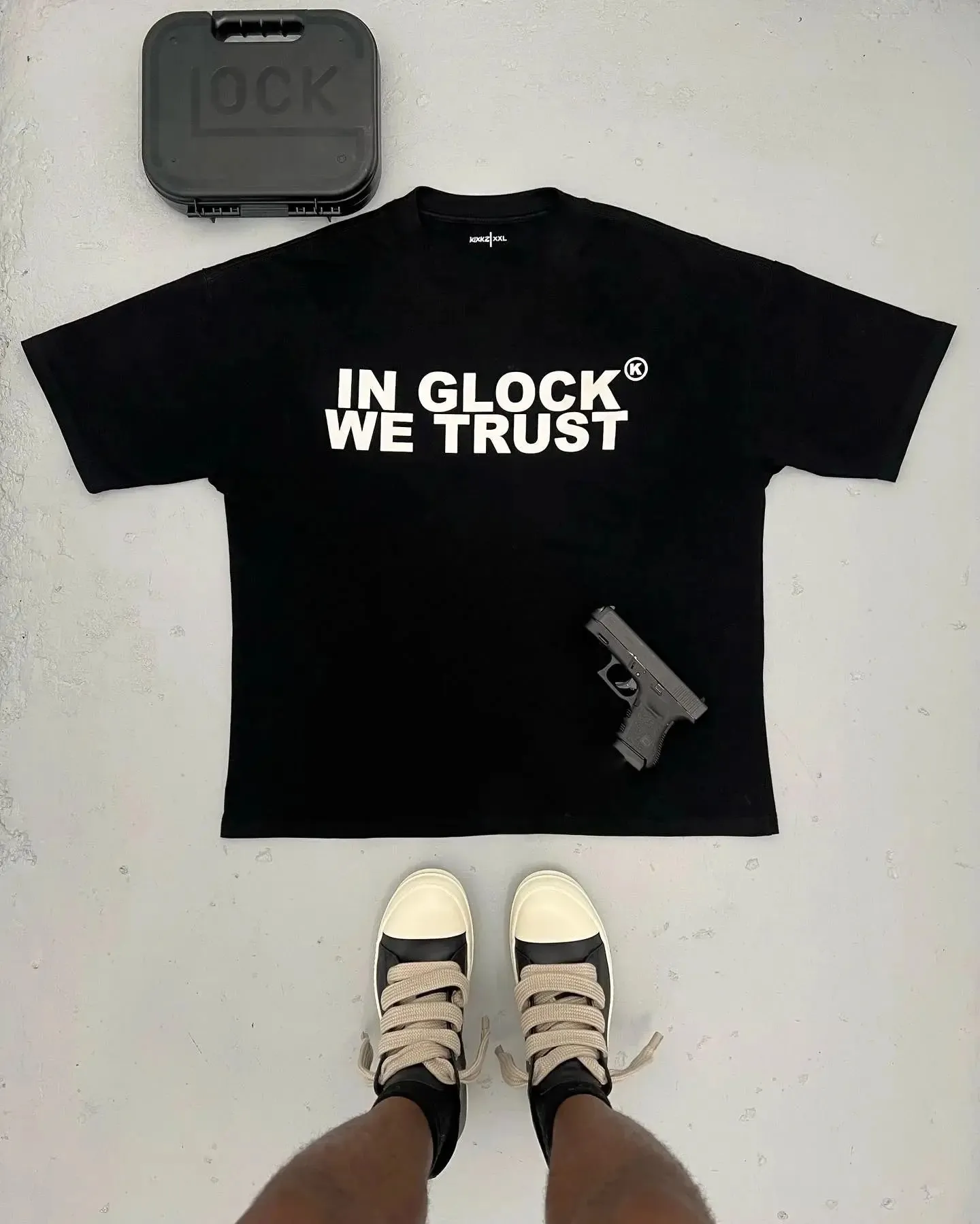 Kixkz marca de moda verão harajuku solto camiseta feminina em glock nós confiamos carta impressão oversize t manga curta roupas masculinas 240326