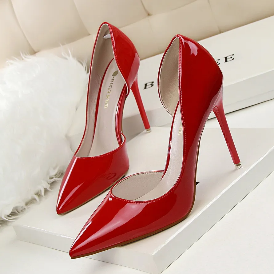Höga klackar skor designer kvinnor sandaler röda blanka botten spetsiga tå skor 8 cm 10 cm 12 cm tunna klackar grunt naken patent läderkvinnor pumpar
