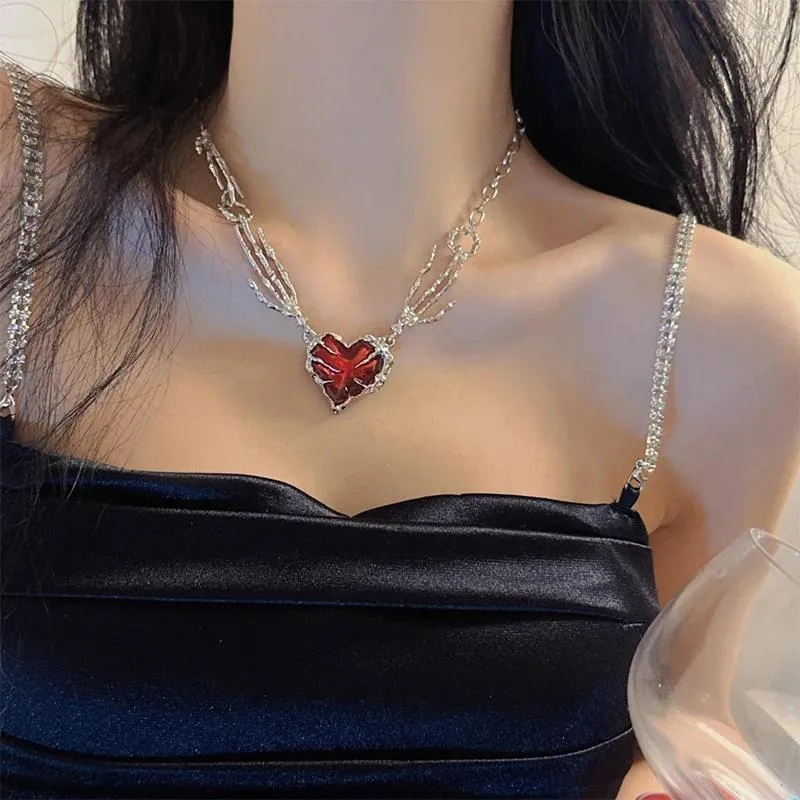 Catene Collana con cuore artiglio con teschio gotico per donna Alla moda Spina di cristallo rosso Amore Girocolli scuri esagerati Accessori Gioielli di moda