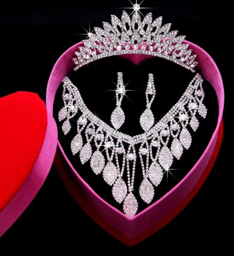 2019 Rhinestone Flowers Bridal Jewelry Set Crown Earrings Halsringning 3 stycken Tiaras för bröllop hårtillbehör brud smycken5748983