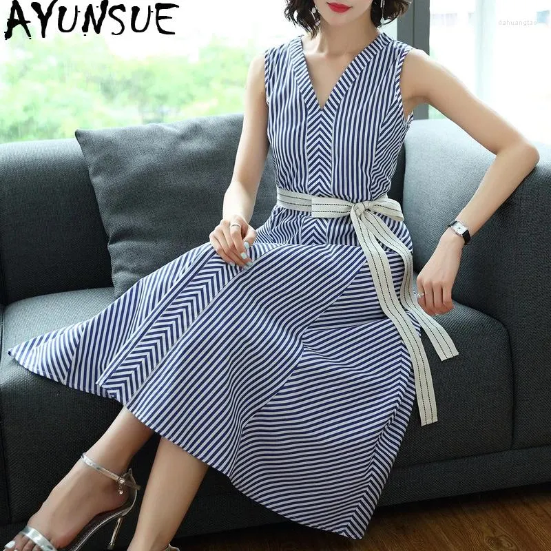 Robes décontractées Ayunsue Summer Coton Robe rayée Femmes Élégant Midi Sans manches V Col Vintage Dames Party Robe 61056