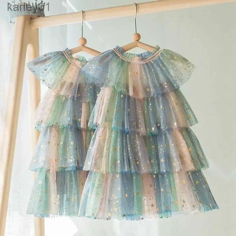 Flickans klänningar 2024 Sommarn New Girl Party Dress Rainbow Sequin Födelsedagsprinsessdräkt för barn Baby Holiday Beach Bathing Mesh Cake Clothes YQ240327