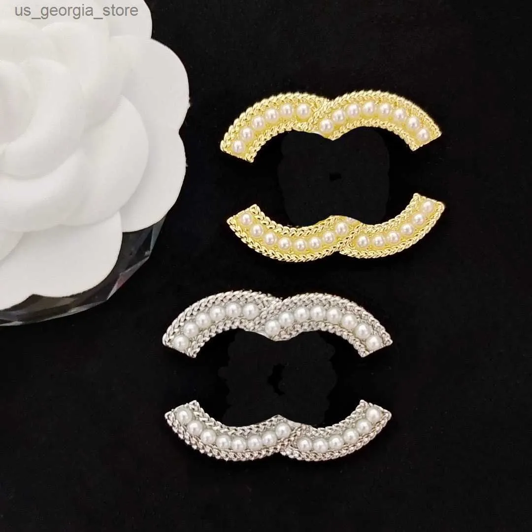 Pins Broches Atacado Designer Broche Letras Corretas Moda Famosa Letra Dupla Broches Cristal Pérola Charme Luxo Casais Strass Pin Jóias Accessor