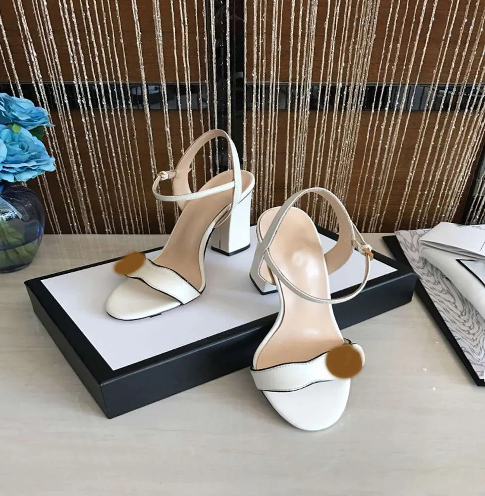 Designer High Heeled Sandals Girl Luxury Party Dance Shoes Heel 7-10cm Lady Fashion Metal Belt Buckle Size 35-42 Fashion Shoes 3525