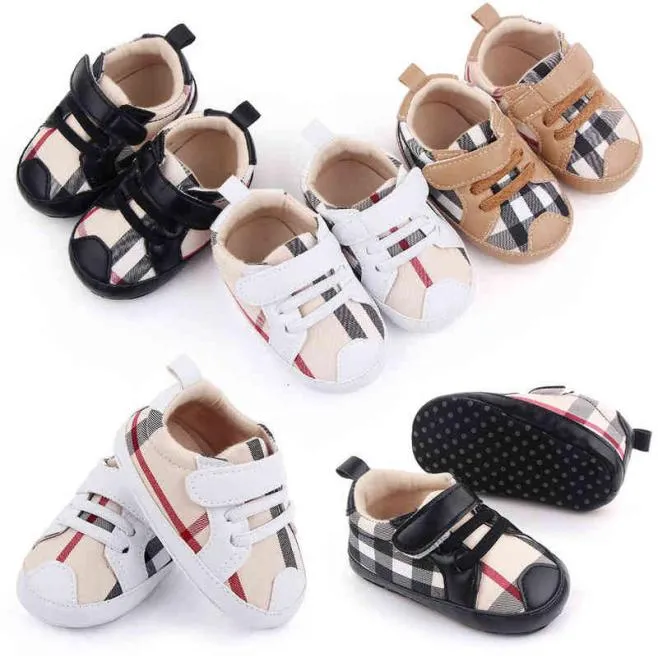 Nyfödda pojkar flickor första vandrare mjuka ensamma rutiga babyskor spädbarn antislip casual skor designer sneakers 018months3064224