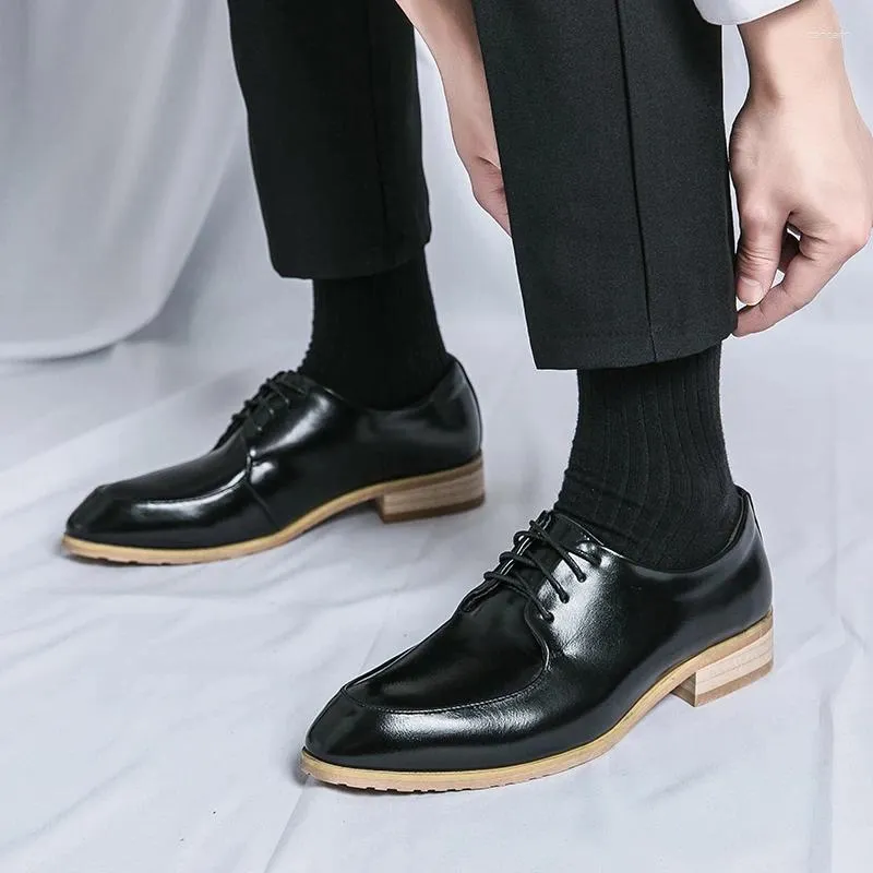 Sapatos casuais masculinos rendas até dedo apontado casamento vestido antiderrapante ao ar livre tênis de designer clássico para homens