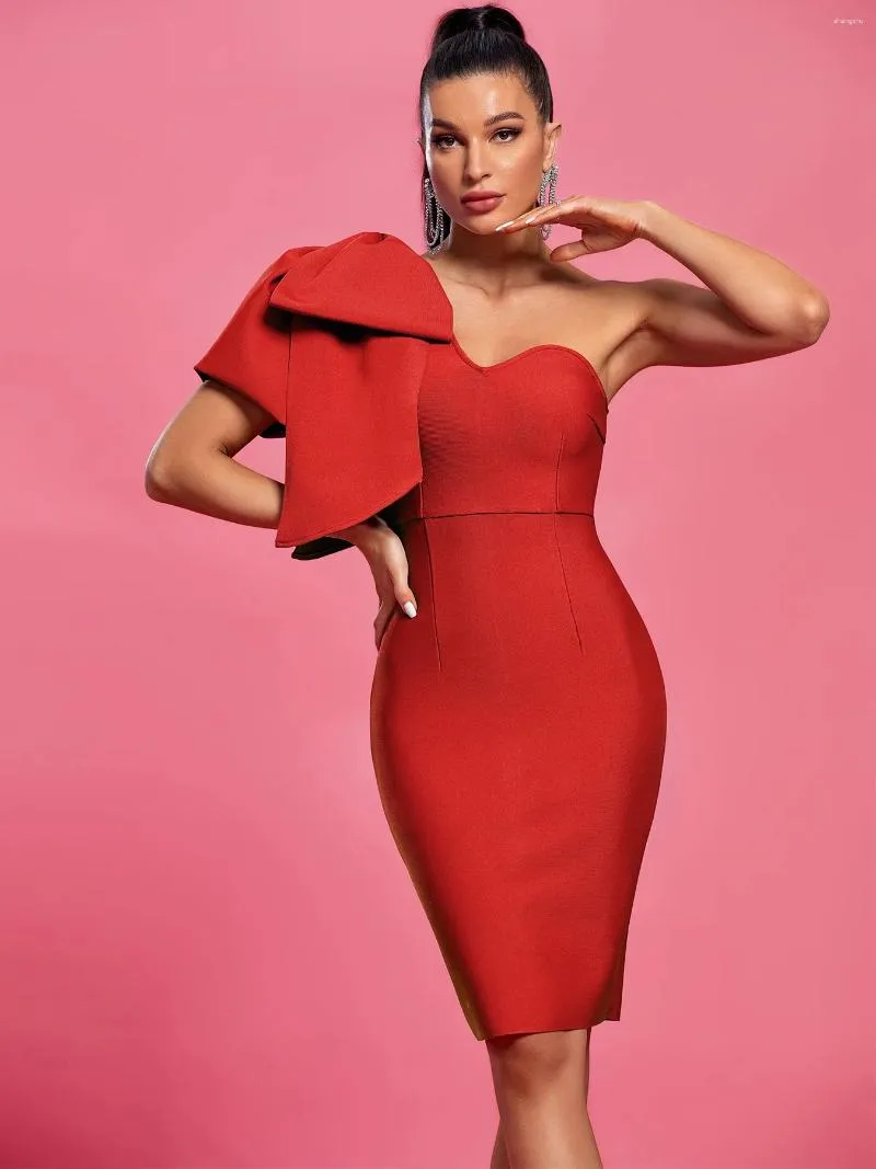 Günlük elbiseler akşam bandaj elbisesi kırmızı zarif parti kadınlar için seksi bir omuz doğum günü kulübü kıyafeti 2024 yaz
