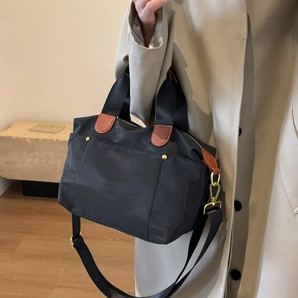 Projektant torby na ramię sprzedaje torebki damskie na gorącą markę przy 50% zniżki na dużą pojemność Crossbody i dojeżdżanie do kobiet Nowy modny wszechstronny torebka Tote Oxford Cloth