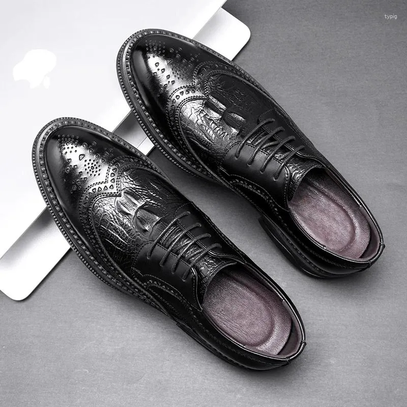 Casual Buty klasyczny styl brytyjski spiczasty palce skórzane mężczyźni Oxfords Business Formal Brogue Flats Wedding