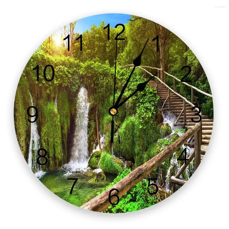 Relojes de pared Puente de madera Plantas verdes Paisaje de primavera Silent Home Cafe Decoración de oficina para cocina grande