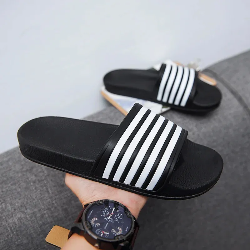 Pantoufles plates à rayures noires et blanches pour hommes, sandales d'été décontractées, confortables avec chaussures de Style, 240321