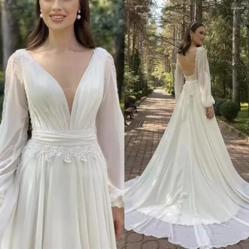 Party Dresses Sexig Beach Boho V-ringning Långa ärmar Backless Plus Size A Line Wedding Bridal Gown med Sweep Train Lace Applique Dress