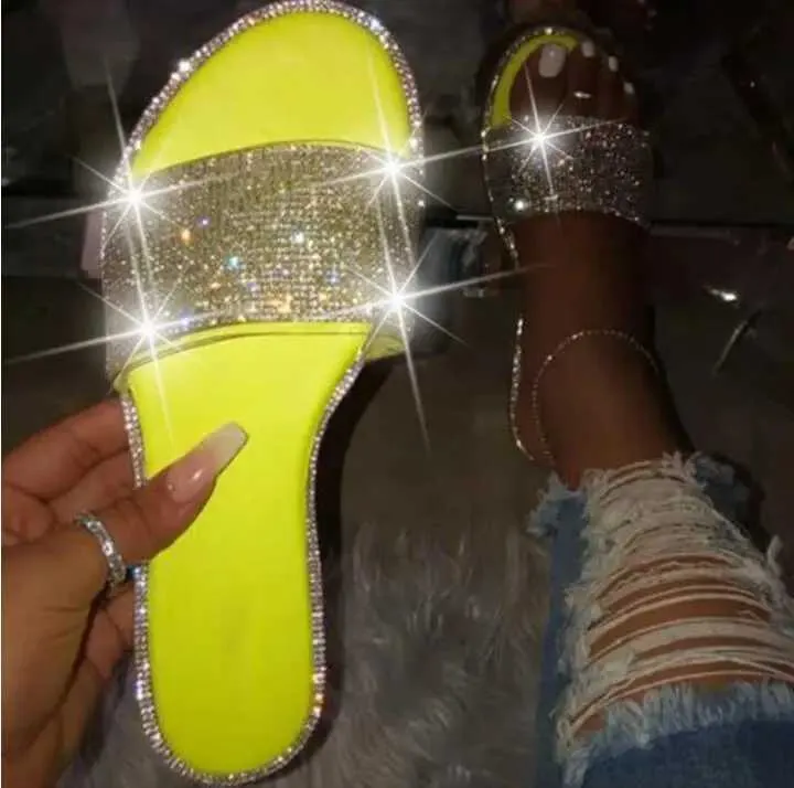 Chinelos chinelos novo verão mulheres cristal glitter plana macio bling feminino doce cor flip flops indoor senhoras slides sapatos de praia quente h240326ncjk