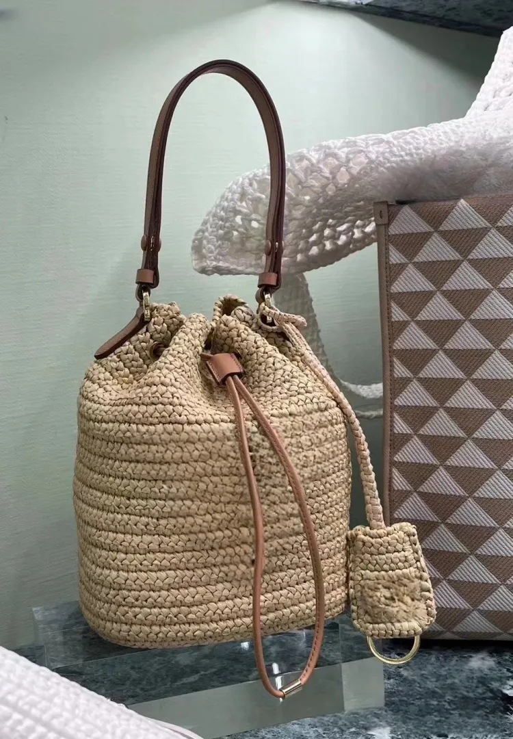 Designer Nouveau sac tissé en paille sac seau super populaire sac à bandoulière unique décontracté et polyvalent léger et pratique super belle taille du haut du corps 15 * 23CM