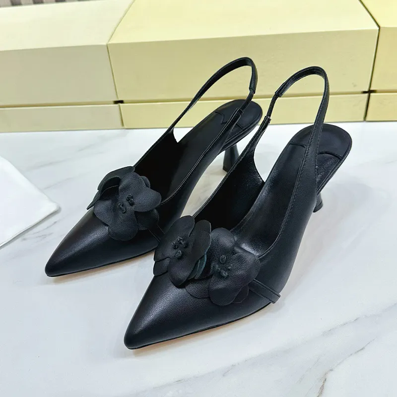 Nouvelles sandales à talons hauts sexy exquises 2024 été en cuir véritable matériel banquet bout pointu pompes pour femmes conception de décor de fleur couleurs unies sandales supérieures féminines