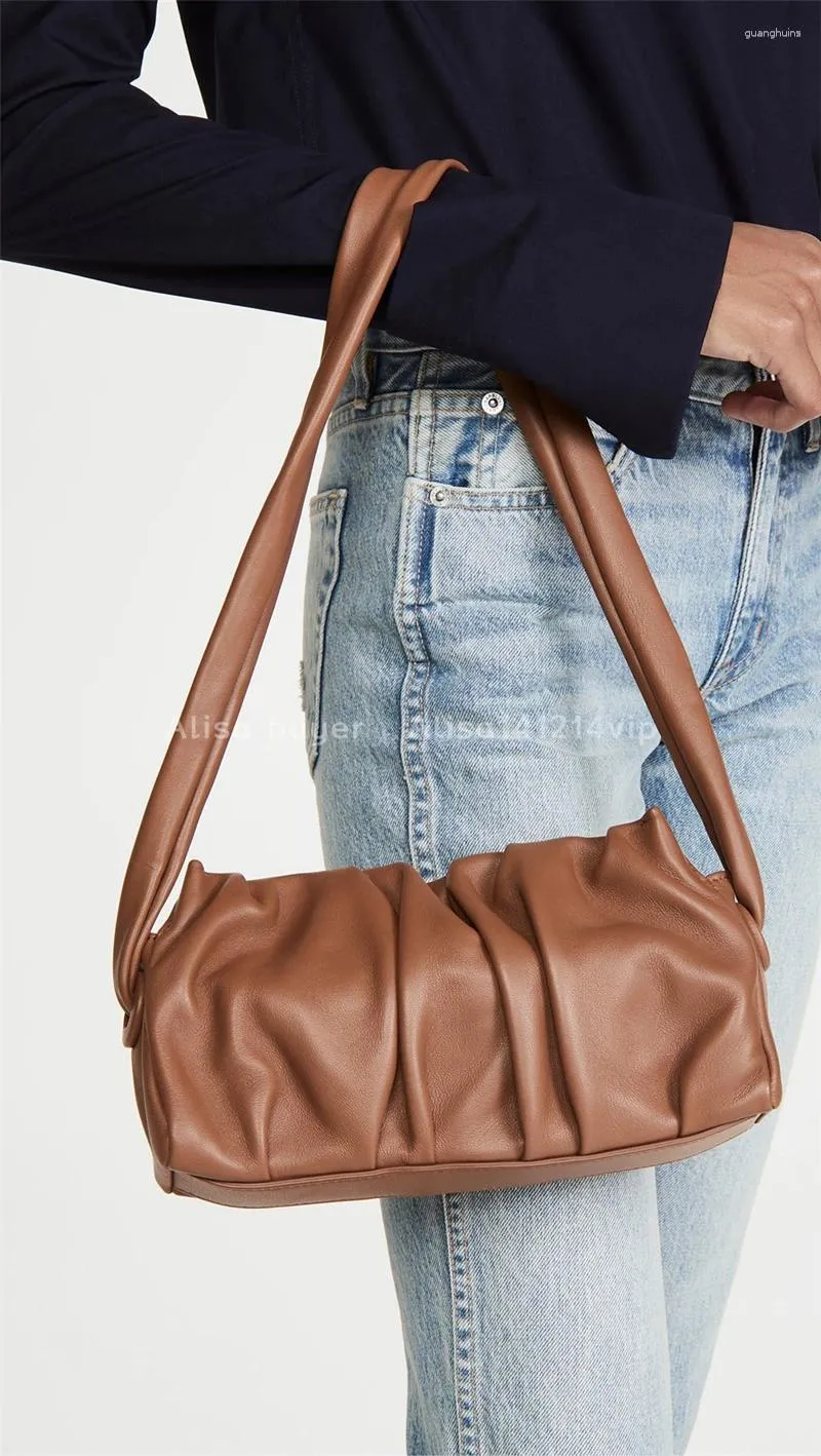 バッグ2024ブランドファッショントレンディシープスキンしわ雲の肩ニッチアームピットメスの曖昧なハンドバッグ
