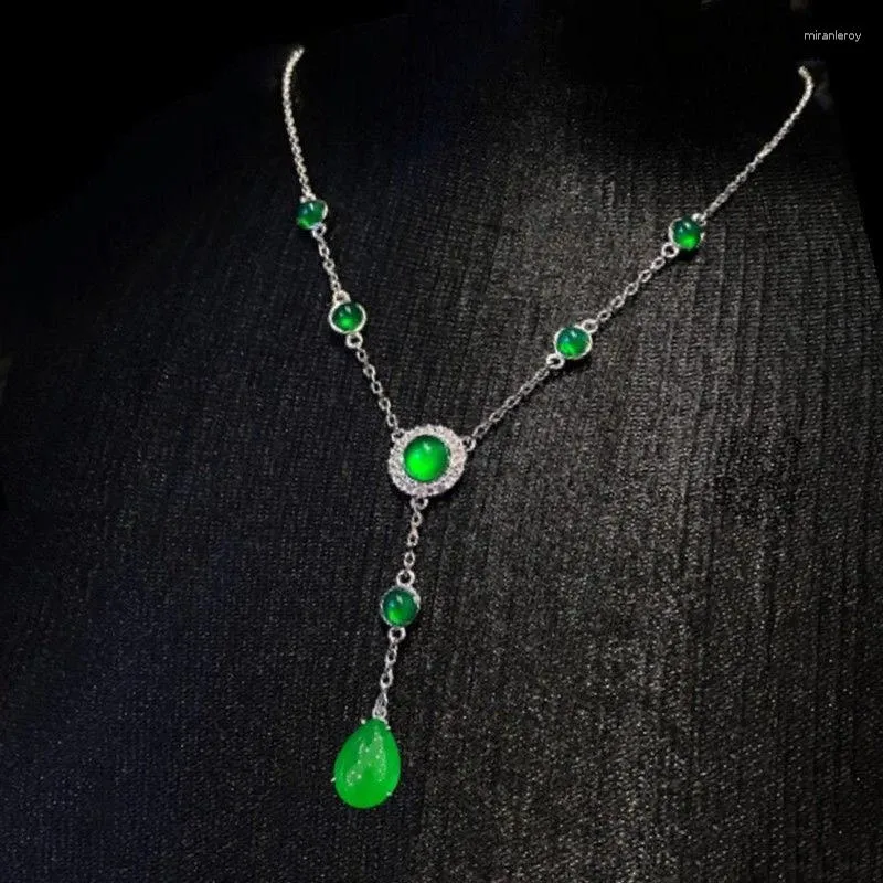 Catene Collana di calcedonio naturale di Hetian Design lungo Stile cinese Fascino di lusso Catena di pasta all'uovo Ciondolo verde Gioielli da donna