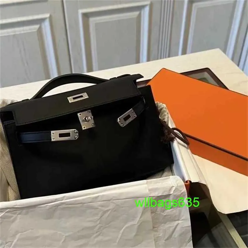 KY Tote Bags Trusted Luxury Leather Handbag Mini First Generation Handbag for Women 2024 Ny silverknapp Mini Leather Chain Bag Home One Shou har logotyp HB6J