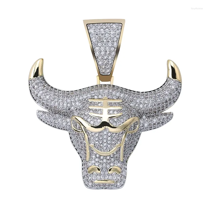 Hänge halsband Hip Hop bling ut rapparen Micro Paled Red Cz Stone Bull Head Tau Pendants for Men smycken guldfärg