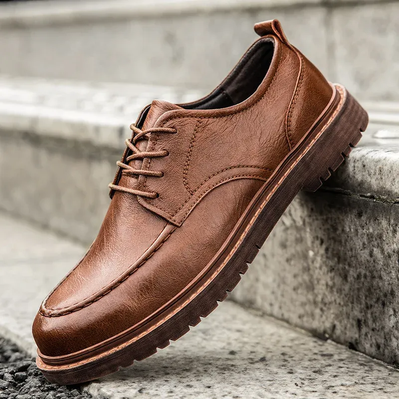 Sapatos novos homens panotes artesanais Sapatos Brogue Casual Sapatos Homens de couro genuíno Botas de trabalho de trabalho de negócios tênis casuais casuais